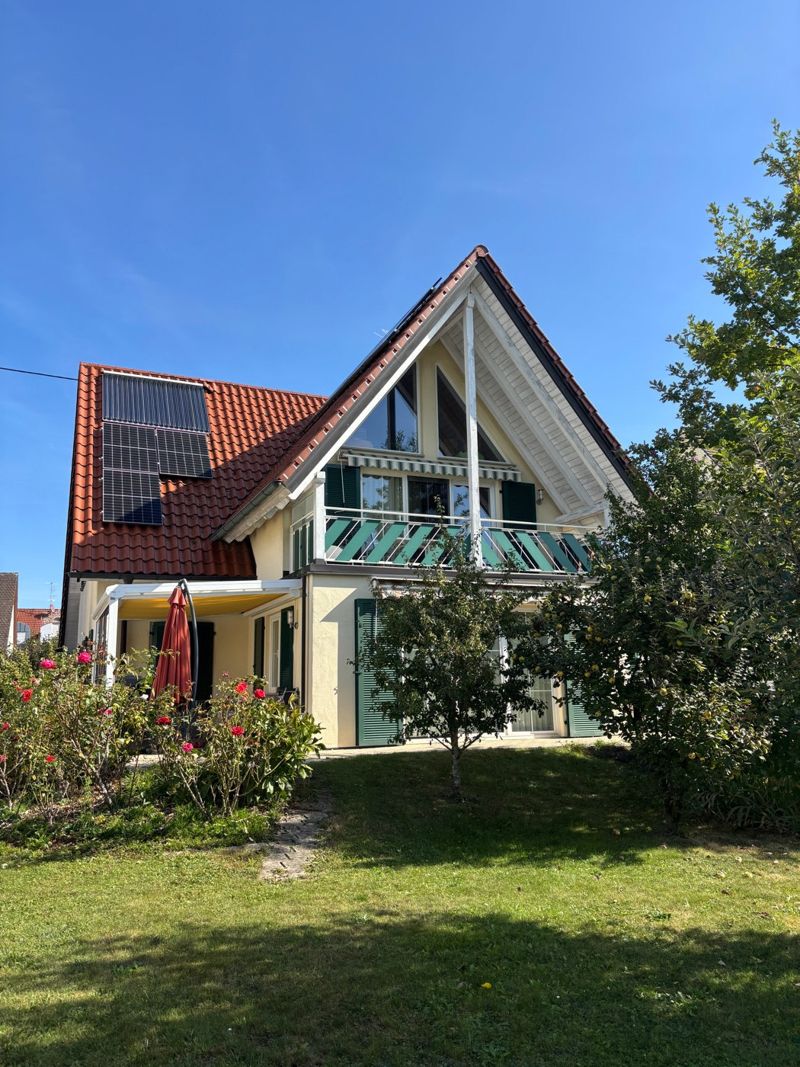 Das Haus mit Garten und Rosen