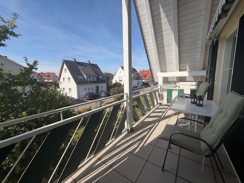 Balkon mit Tisch, Stühlen und Blick ins Grüne